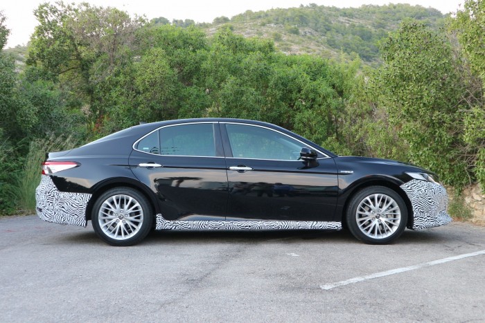 Kipróbáltuk a Toyota új Passatját, ami a Camry 2