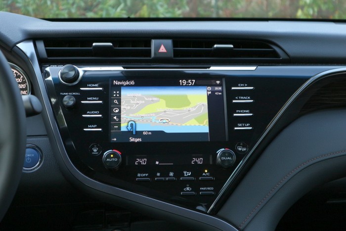 Kipróbáltuk a Toyota új Passatját, ami a Camry 11