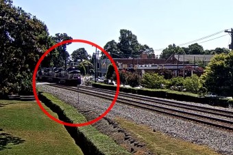 Lassan a sínekre hajtottak, aztán jött a vonat