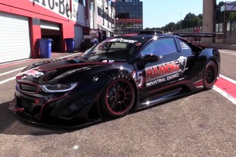 Nem véletlenül olyan furcsa ez az i8-as BMW