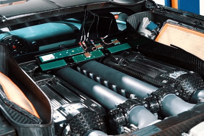 Így cserélj olajat a Bugatti Veyronban