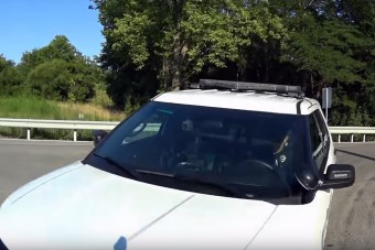 Kormány mögött telefonozó rendőr gázolt biciklist