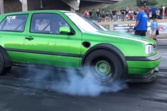 Pusztító erő lakik ebben a zöld VW Golfban