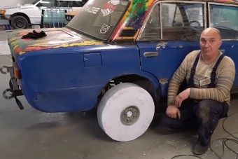 Papírból teremtett kereket a Lada alá az orosz mester