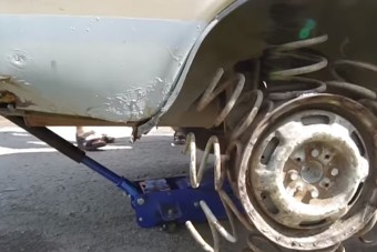 Rugóból csinált kereket az orosz mester