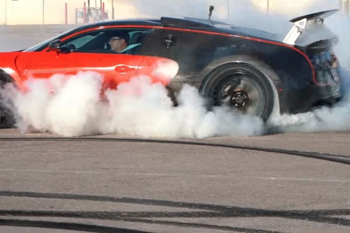 Igazi felhőgyár a hátsókerekes Bugatti Veyron