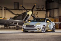 Vadászgéppel pózol a 700 lovas Mustang 16