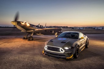 Vadászgéppel pózol a 700 lovas Mustang