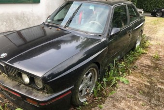 Kincset érő BMW-t rohasztottak egy kertben