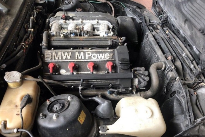 Kincset érő BMW-t rohasztottak egy kertben 7