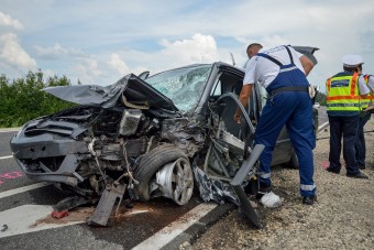 Otthagyta gyerekeit a balesetes autóban, magát mentette