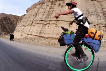 Először tekerték körbe a Földet egy keréken