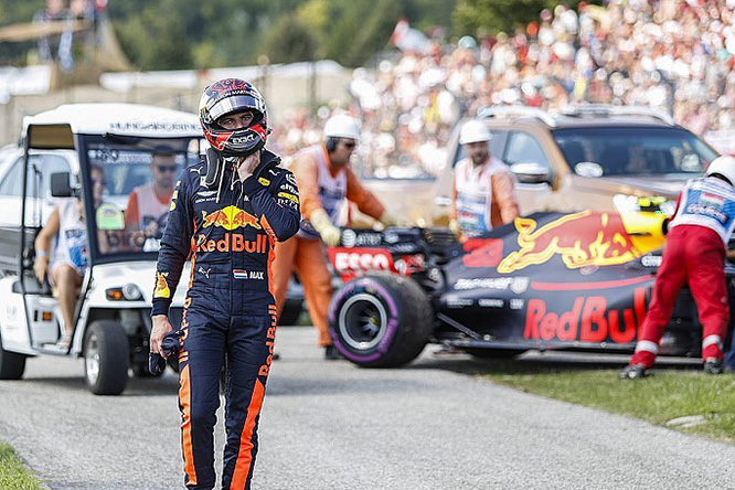 F1: Verstappen meghunyászkodott