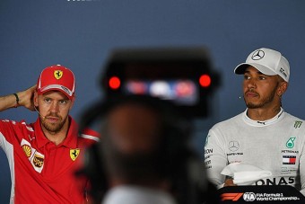 F1: Vettel már felállt 42 pont hátrányból, Hamilton szerint nincs vége