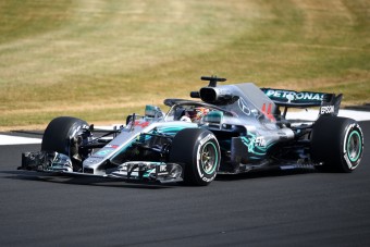 F1: Hamilton az élen, Grosjean megint összetörte