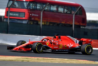 F1: Vettel odavágott Hamiltonnak, Verstappen a falban