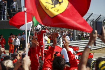 F1: Klasszikus futamon verte Vettel Hamiltont