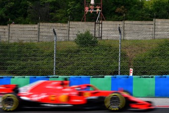 F1: Vettel az élen, Hamilton szenvedett az időmérő előtt