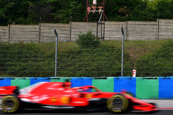F1: Vettel az élen, Hamilton szenvedett az időmérő előtt
