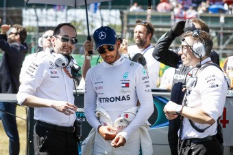 F1: Alig állt a lábán Hamilton