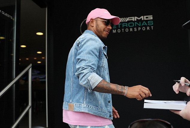 F1: Ezzel a rózsaszín hacukával sokkolt Hamilton 1