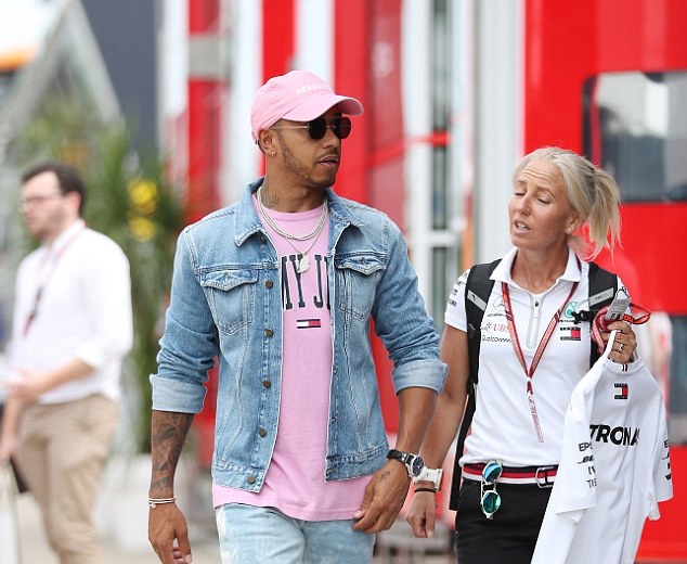 F1: Ezzel a rózsaszín hacukával sokkolt Hamilton 2 | Vezess F1: Ezzel a rózsaszín hacukával sokkolt Hamilton 2