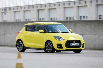 Hazai versenypályán hajtottuk meg az új Swift Sportot