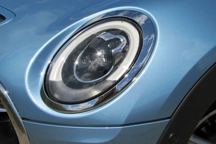 Összkerékkel felnőttebb a Mini Clubman 5 Természetesen adaptív LED-es fényszórók voltak a tesztautókon, ezzel néz ki igazán jól a nagy Mini
