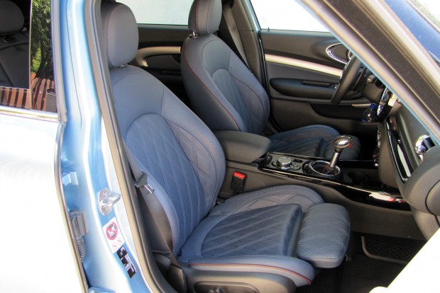 Összkerékkel felnőttebb a Mini Clubman 7 Örülök, hogy visszatért a kék bőrbelső, a combtámaszos sportülések hosszú távon is kényelmesek