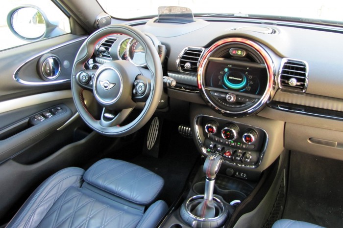 Összkerékkel felnőttebb a Mini Clubman 9 Sokat fejlődött az ergonómia, csak a gömbölyded formák miatt tűnik elsőre furcsának
