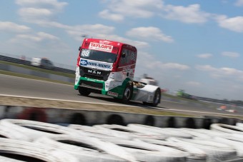 Pilótát cserél a magyar versenycsapat