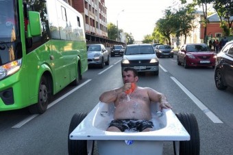 Az élet császára egy kádban vontatja végig magát a városon