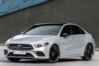 Rövidítve kapjuk a négyajtós Mercedes A-osztályt 19