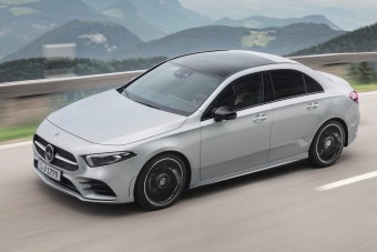 Rövidítve kapjuk a négyajtós Mercedes A-osztályt