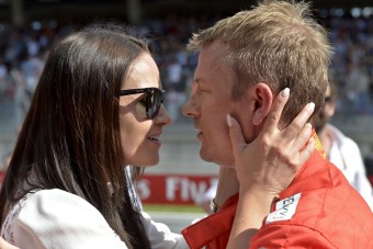 F1: Räikkönen neje beszólt Hamiltonnak