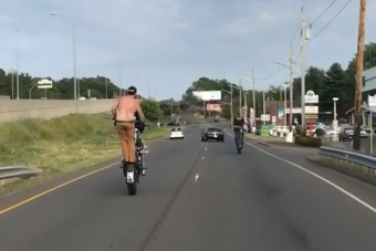 A nap hülyéje cím nyertese pedig: a félmeztelenül egykerekező motoros!