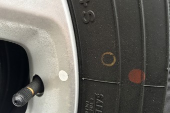 Ezt jelentik a gumikon feltűnő rejtélyes színes pontok