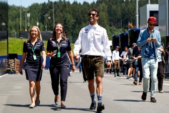 F1: A nagyfőnökkel tárgyalt Ricciardo