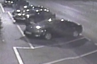 Nő rúgta le egy autó tükrét Pesten, videó van róla