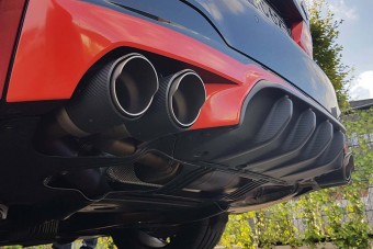 Nincs lazsálás, már Akrapovic-féle rotyogó, recsegő kipufogó is kapható az új BMW M5-höz