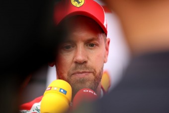 F1: Nagy rajtbüntetés, 25 pont levonás Vettelnek