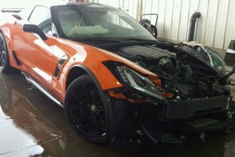 Villámgyorsan törték össze ezt a sportkocsit