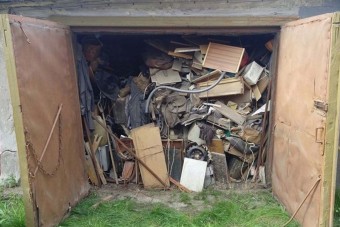 Kinyitottak egy 1985 óta zárt garázst, ritka kocsit találtak benne