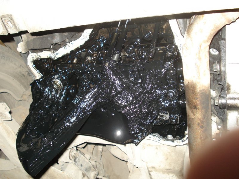 Undorító trutymót engedtek le a szerelők olaj helyett 3