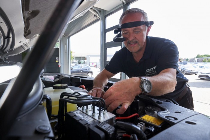 Varázsszemüvegben szerelik a Lexusokat