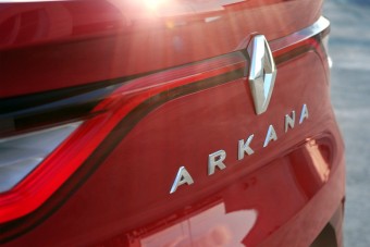 Jön a Renault terepkupéja