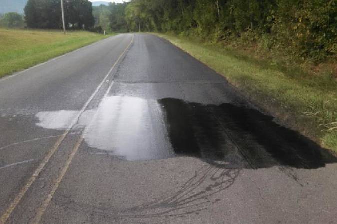 Olaj vagy benzin: melyik veszélyesebb az aszfalton?