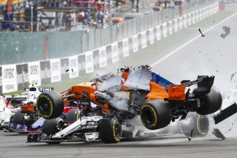 F1: A baleset lezárta a glóriavitát?