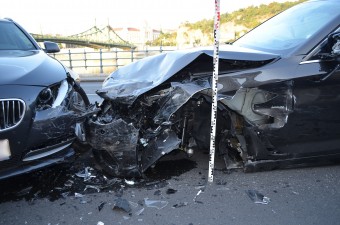 Az angol turisták befüvezve azt hitték, otthon vannak, három autót zúztak le a rakparton