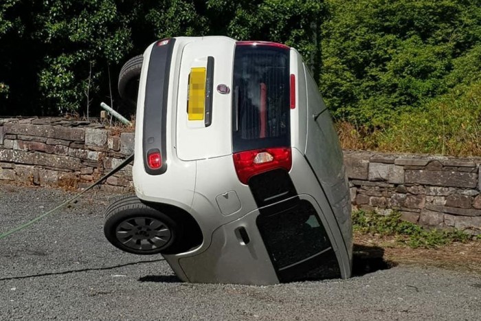 Megnyílt az aszfalt a parkoló autó alatt 1